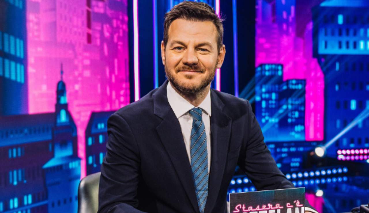 Amici, mistero sul quarto giudice: tutta la verità su Cattelan | Berlusconi ha fatto chiarezza